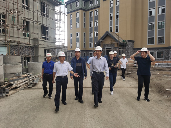 1长白山管委会向导视察yl6809永利·山河府项目_副本.png