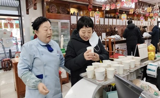 14.药业公司“欢喜闹元宵，，，，，，，康健走百病”惠民活动现场_副本.jpg