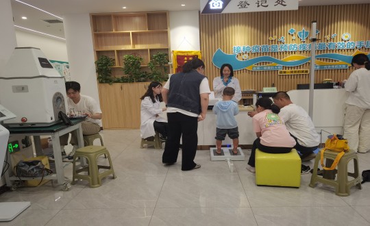 15.医疗公司“科学评估，，，，，，，助力生长”儿童义诊活动现场_副本.jpg